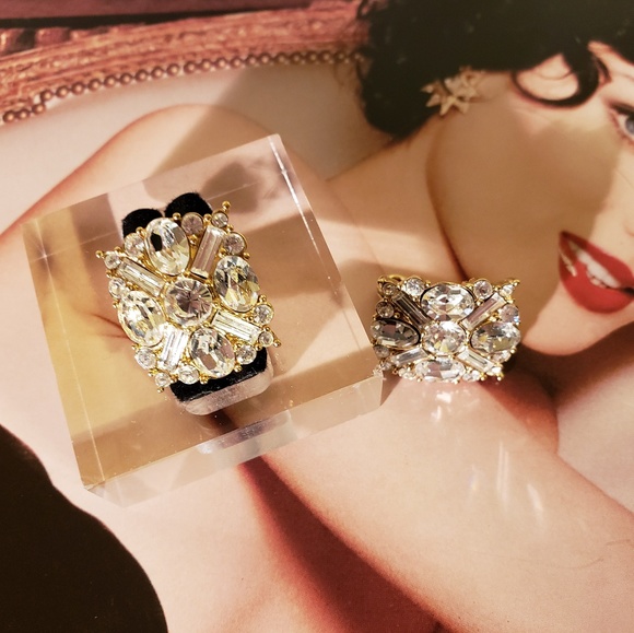 Beautiful 1990s Vintage Crystals Clip Earrings - Picture 5 of 6